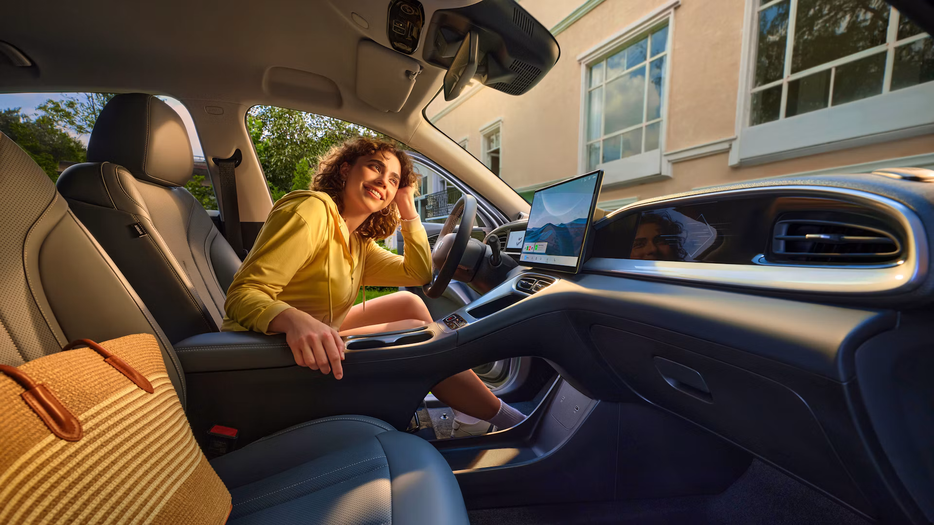Interior tecnológico con sistema Flyme Auto del GEELY E2 Pro+