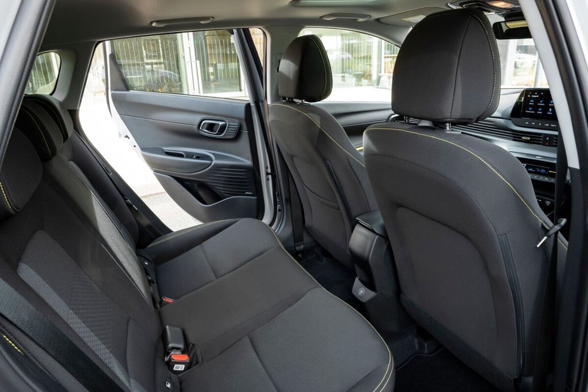 Asientos delanteros y traseros del Hyundai i20 Black Line