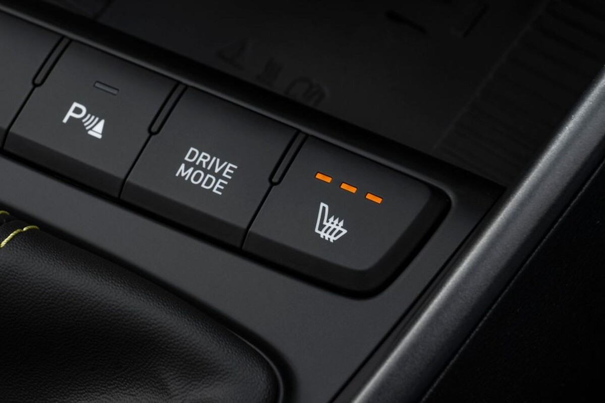 Selector de modos de conducción y control de asiento calefactable del Hyundai i20