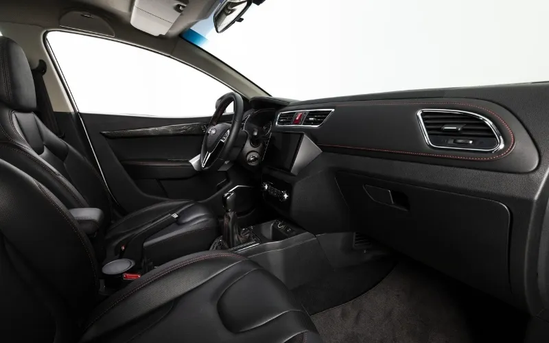 Interior del EVO 3 con asientos delanteros, salpicadero y consola central.