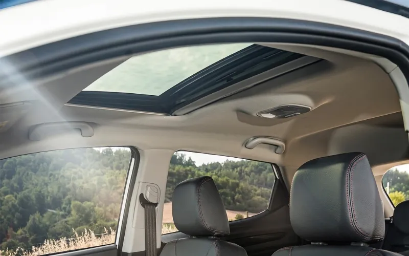 Interior del EVO4 S1 1.6 GPL con techo panorámico y asientos Pelle di Serie