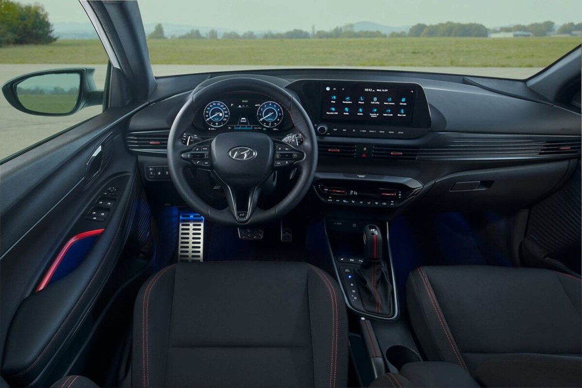 Interior del Hyundai i20 Black Line con instrumentación digital y pantalla multimedia