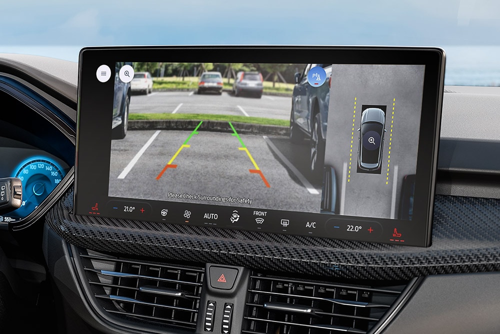 Pantalla central del Ford Kuga con cámara de aparcamiento y visión 360 grados