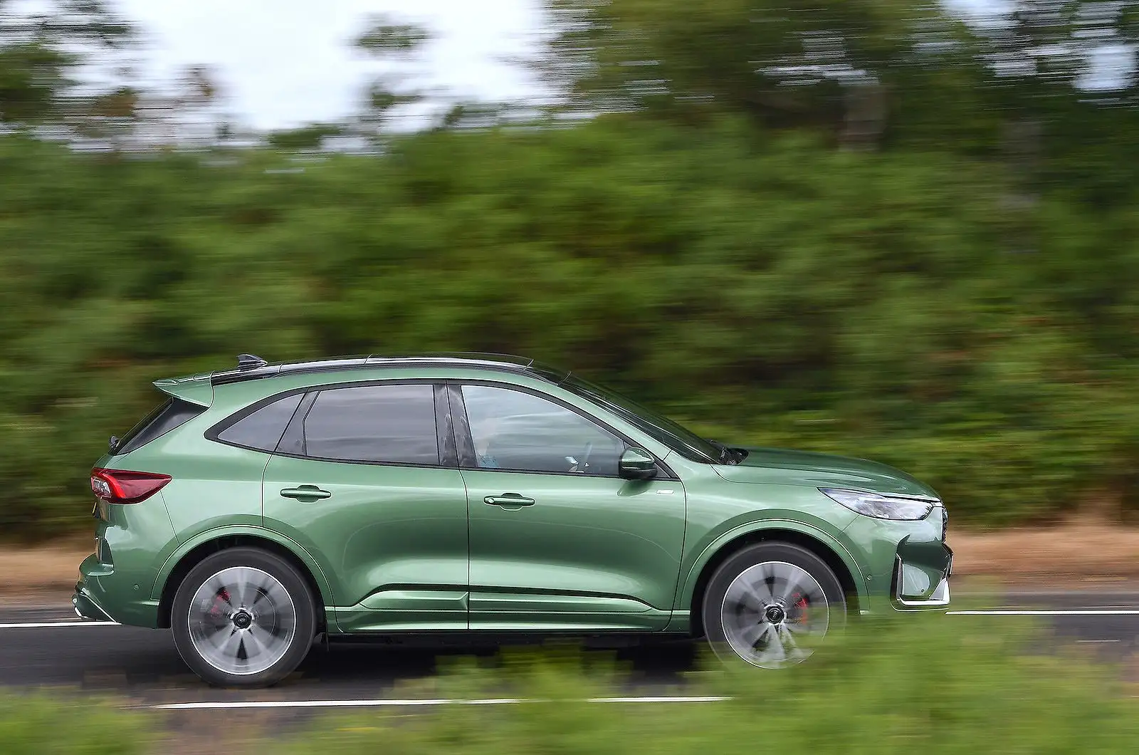 Ford Kuga FHEV Titanium híbrido autorrecargable circulando por carretera