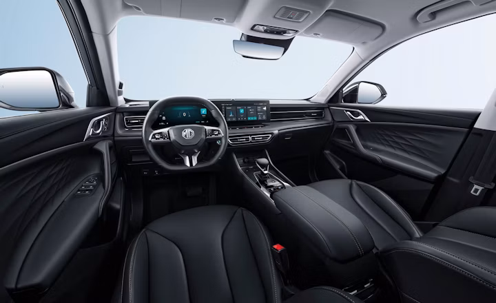 Interior del MG HS PHEV Comfort con doble pantalla digital y volante multifunción