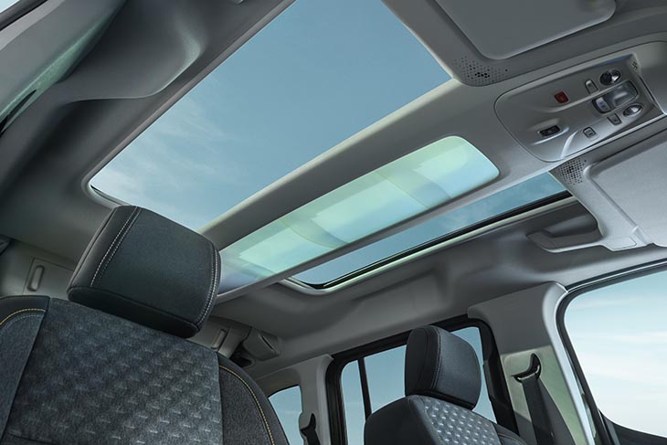 Interior del Peugeot Rifter con techo panorámico Zenith y mayor entrada de luz natural