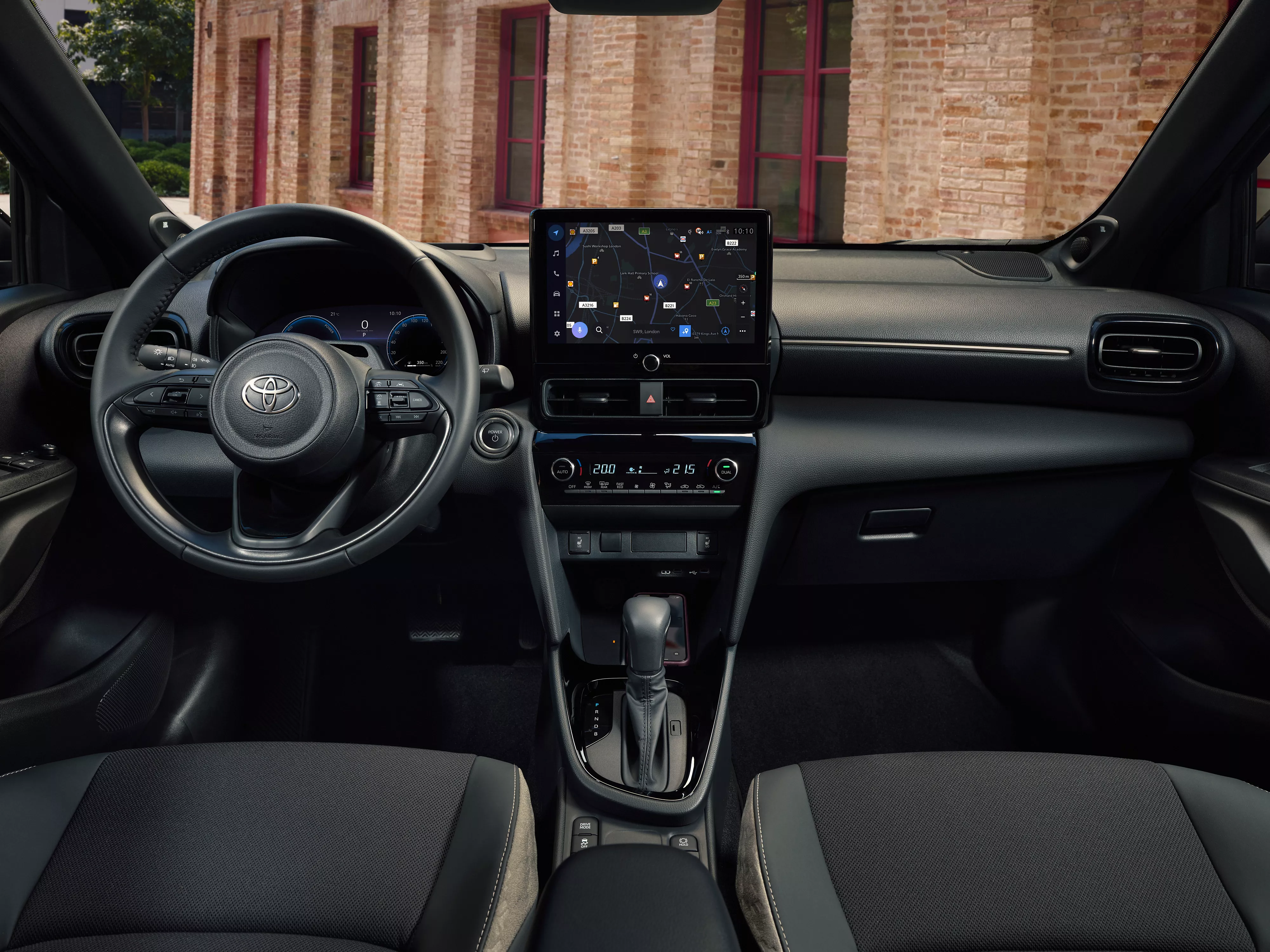 Interior tecnológico del Toyota Yaris Cross Business Hybrid 130 CV